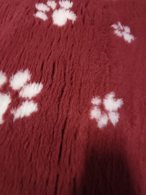 VETBED DELUXE Paklājs ar gumijotu pamatni no bieza materiāla -sarkanīgs ar baltām ķepiņām